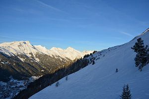 Alpen met veel sneeuw zon en blauwe lucht