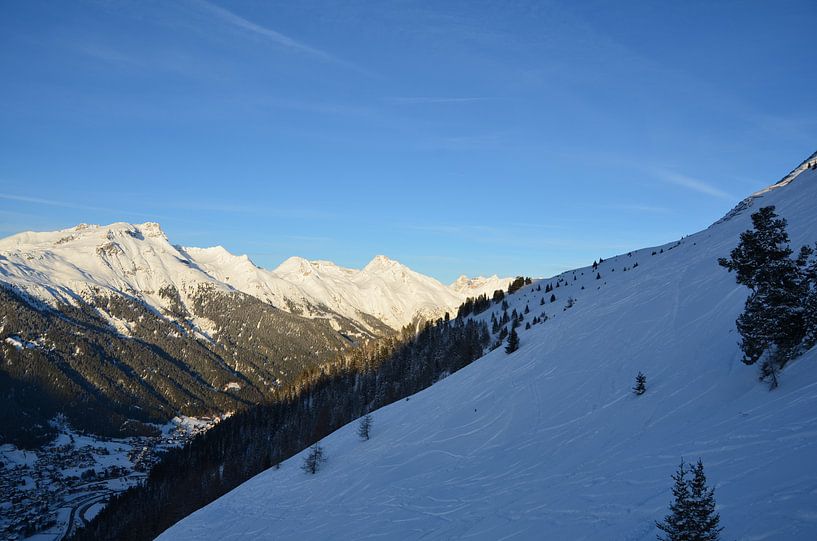 Alpen met veel sneeuw zon en blauwe lucht par Marcel van Duinen