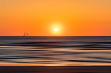 Zeilschip in de zonsondergang van Frank Kremer