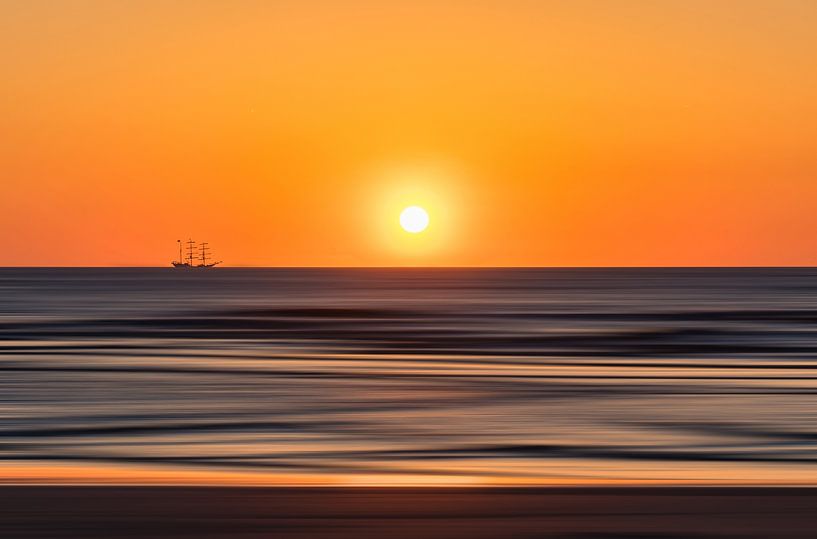 Zeilschip in de zonsondergang van Frank Kremer