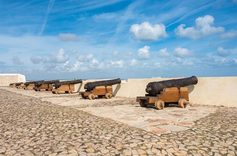 old rusty cannons on walls at Sagres Portugal von ChrisWillemsen