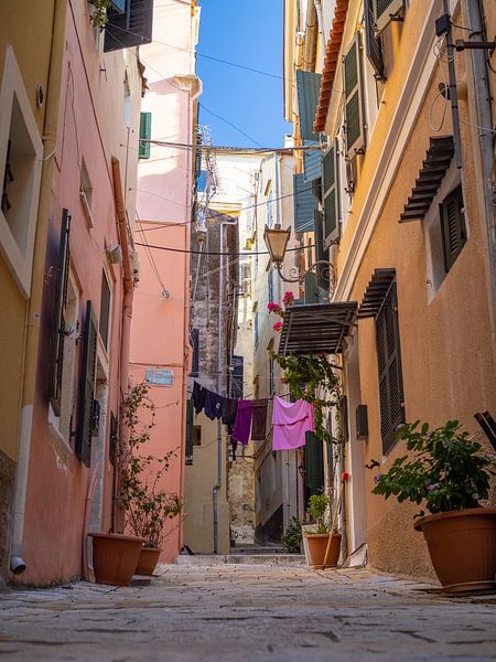 Bunte mediterrane Straße in der Altstadt von Korfu | Reisefotografie Griechenland von Teun Janssen