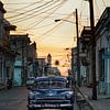 Rue cubaine pendant le coucher du soleil sur Eddie Meijer