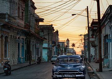 Cubaanse straat tijdens zonsondergang