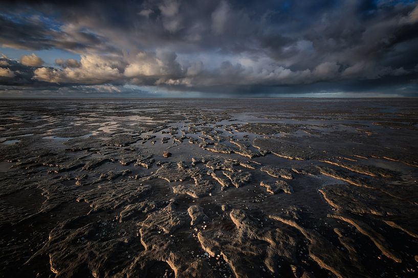Nuages menaçants au-dessus de la mer des Wadden. À marée basse, le par Bas Meelker