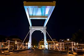 Pont-levis blanc néerlandais authentique sur le canal de la ville sur Fotografiecor .nl
