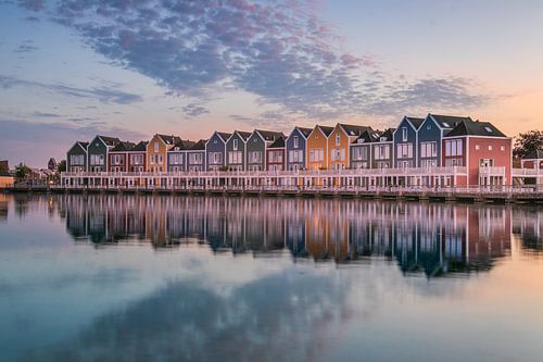 Kleurrijke huizen spiegelen in het water van de Rietplas in Houten