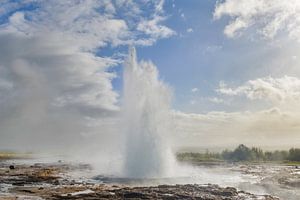 Strokkur-Geysir im geothermischen Gebiet Haukadalur in Island
