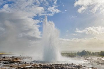 Strokkur Geiser in het Haukadalur geothermisch gebied in IJsland van Sjoerd van der Wal Fotografie