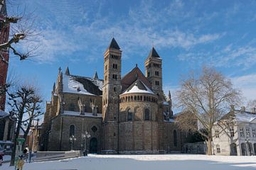 Sint Servaas Basiliek op het Vrijthof in Maastricht in de sneeuw