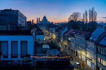 Bunte Abendansicht der Paul de Merten Avenue mit alter und neuer Apa
