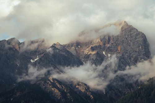 Hochkönig Berge mit Wolken während der goldenen Stunde
