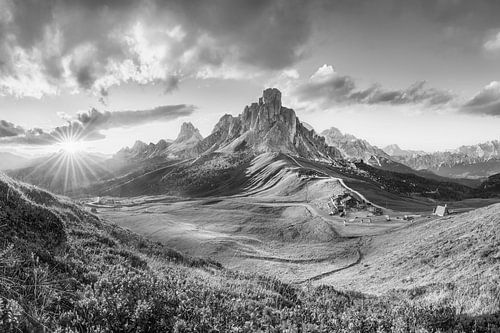 Berglandschap in de Alpen in Zuid-Tirol in zwart-wit