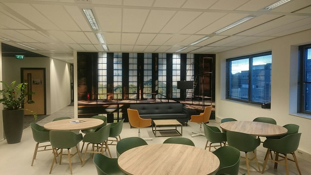 Raampartij symmetrie een vervallen fabriek  van Sven van der Kooi (kooifotografie) 