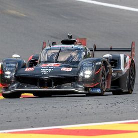 Toyota hypercar in de eau Rouge bocht op spa francorchamps van Arthur Bruinen