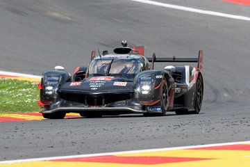 Toyota hypercar in de eau Rouge bocht op spa francorchamps van Arthur Bruinen