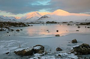 Sonnenaufgang, Lochan na h-Achlaise und der schneebedeckte Black Mount, Loch