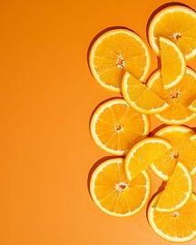 Nature morte rafraîchissante composée d'oranges fraîchement coupées sur Lucyna Smulders Photography