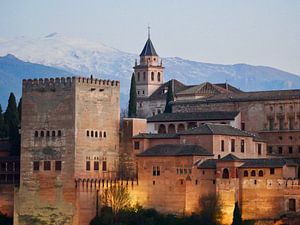 Alhambra Granada Spanien beleuchtet mit schneebedecktem Berg