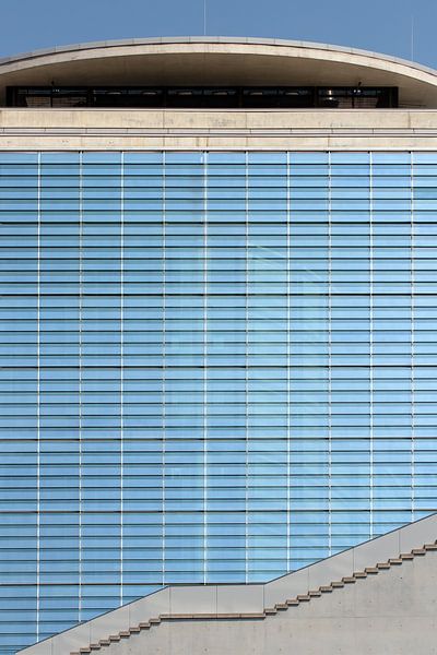 BERLIN Regierungsviertel Glasfassade - upstairs von Bernd Hoyen