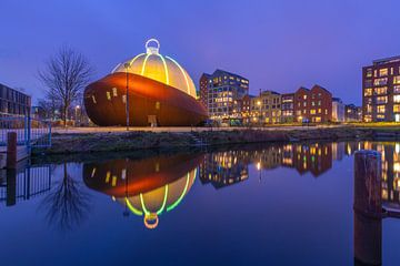 De Dot Groningen in het blauwe uur – iconische kerstbal met reflectie