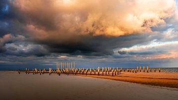Stormachtige wolken boven het strand van Rob Baken