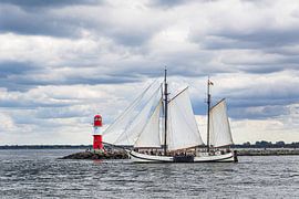 Molenturm und Segelschiff auf der Ostsee in Warnemünde während von Rico Ködder