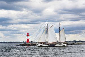 Molenturm und Segelschiff auf der Ostsee in Warnemünde während