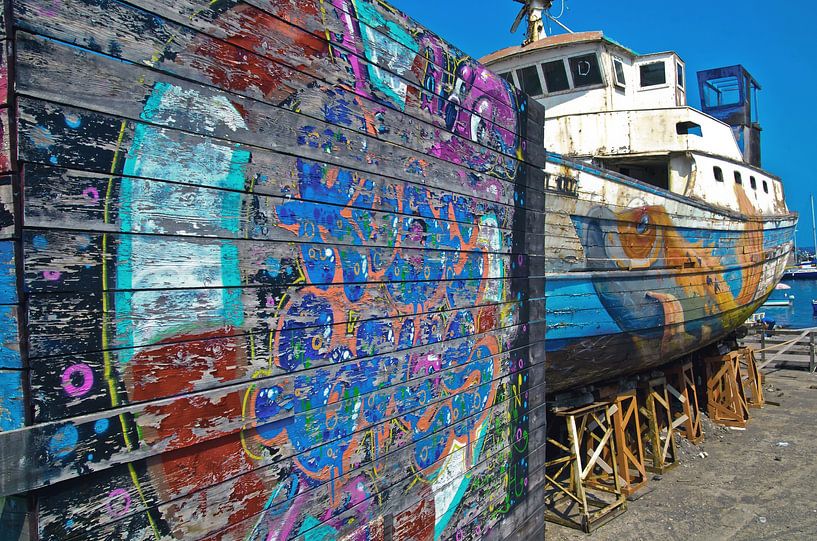Beschilderd, verlaten bootwrak in de haven van Acitrezza van Silva Wischeropp