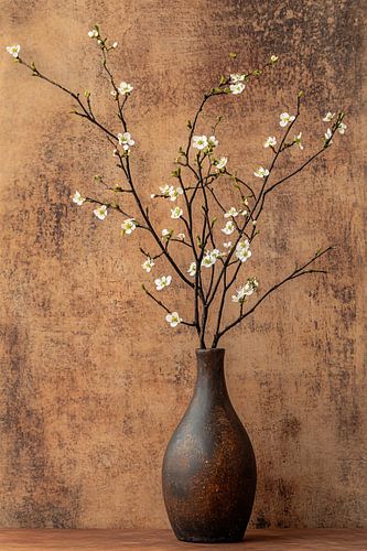 Elegante vaas met bloesemtakken