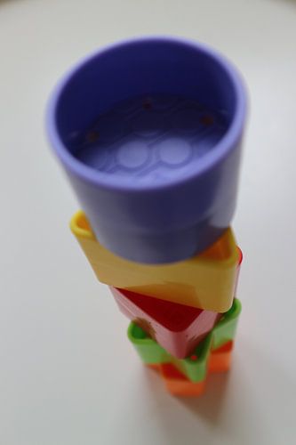 Speelgoedblokken op elkaar