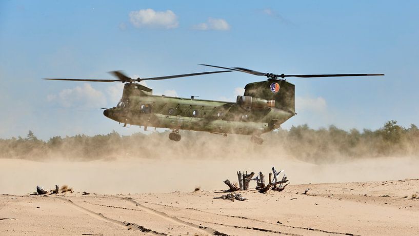 Chinook transporthelikopter landt in een zandverstuiving van Jenco van Zalk