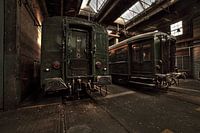 Verlassener Schuppen von Urbex mit Zügen und Waggons