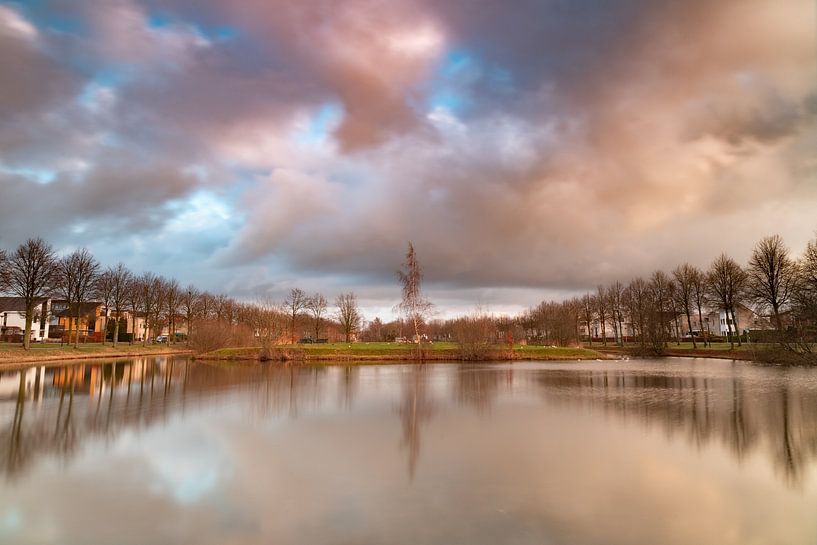Mistic Sunset im Wasserpark Vossenbelt in Slangenbeek von Remco Ditmar
