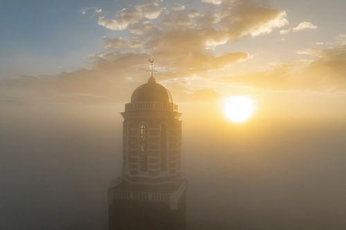 Peperbus kerktoren in Zwolle boven de mist
