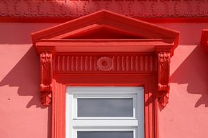 Verziertes Fenster an roter Hauswand, Bremen, Deutschland