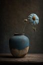 Stilleben mit blauer Vase und weißem Gänseblümchen von Digitale Schilderijen Miniaturansicht