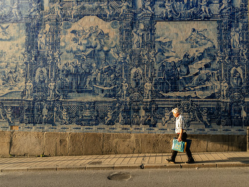 Alltag am Rande der blauen Azulejo-Fliesen von Porto