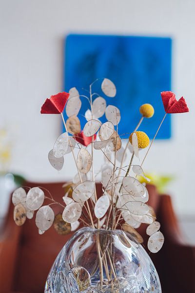 Fleurs séchées dans un vase en cristal par Jonai