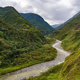 Uitzicht over de Rio Pastaza, Baños, Ecuador van Pascal van den Berg