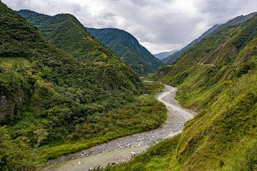 Uitzicht over de Rio Pastaza, Baños, Ecuador van Pascal van den Berg