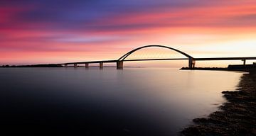 Sonnenuntergang über der Fehmarnsundbrücke , Deutschland von Bart cocquart