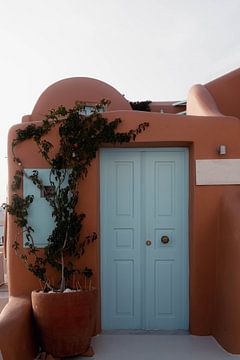 Blaue Tür in orangefarbenem Gebäude | Reisefotografie Druck | Oia Santorini Griechenland von Kimberley Jekel