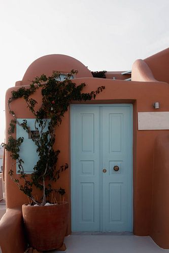 Blauwe deur in oranje gebouw | reisfotografie print | Oia Santorini Griekenland