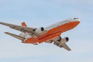 Vorbeiflug eines McDonnell Douglas DC-10-Tankflugzeugs.