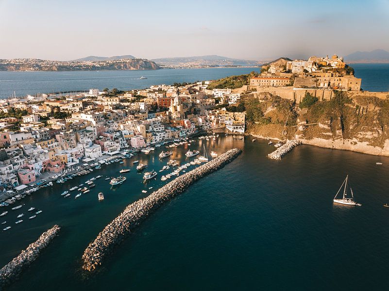 Uitzicht over de haven en het kasteel van het Italiaanse eiland Procida van Michiel Dros