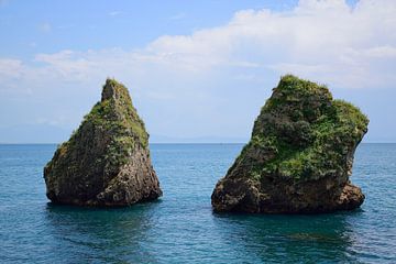 Indrukwekkende rotsen in de Tyrreense zee van Frank's Awesome Travels