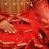 Marokkanische Braut mit tätowierten Hennastrauchhänden von Shot it fotografie
