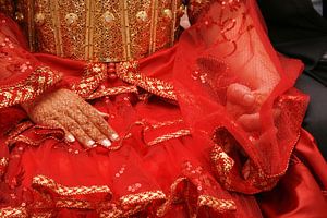 Marokkaanse bruid met getatoeëerde henna handen