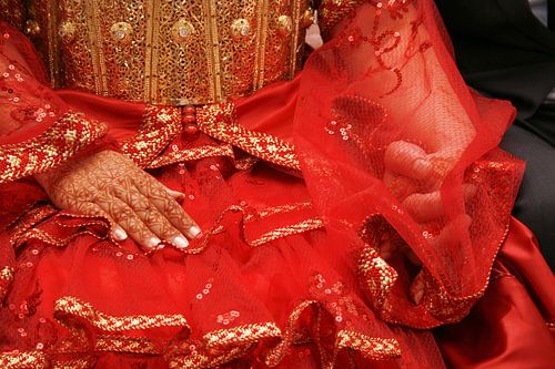 Marokkaanse bruid met getatoeëerde henna handen